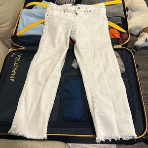 ONLY WORN TWICE!! Size 6 white skinny jeans. Frayed detail around the ankles.